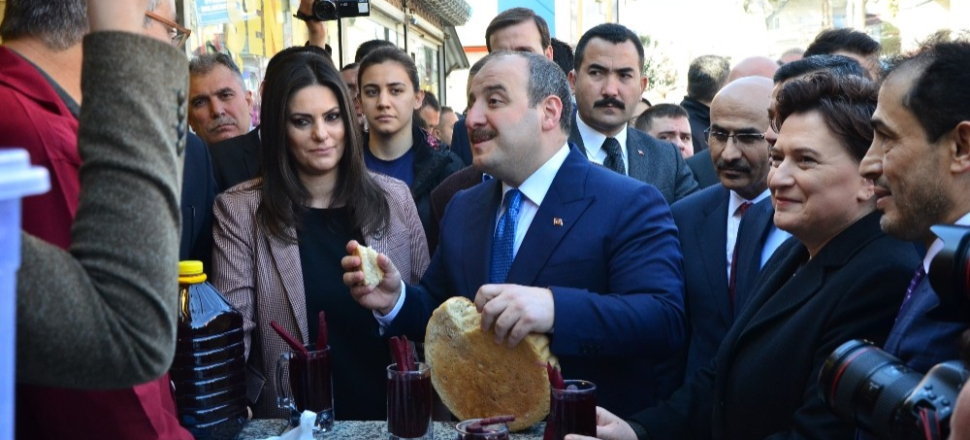 Adana'da Bakan Mustafa Varank’a şalgam suyu ikram edildi
