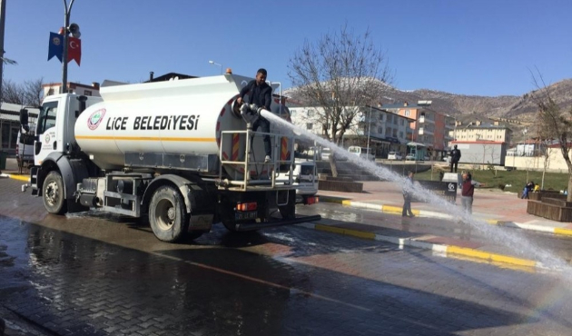 Diyarbakır'da Lice Belediyesi yol temizleme çalışmaları sürüyor