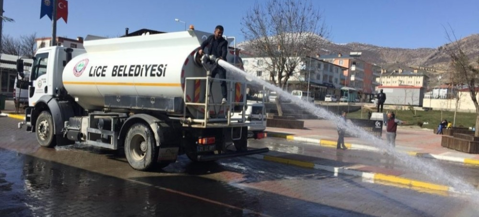 Diyarbakır'da Lice Belediyesi yol temizleme çalışmaları sürüyor