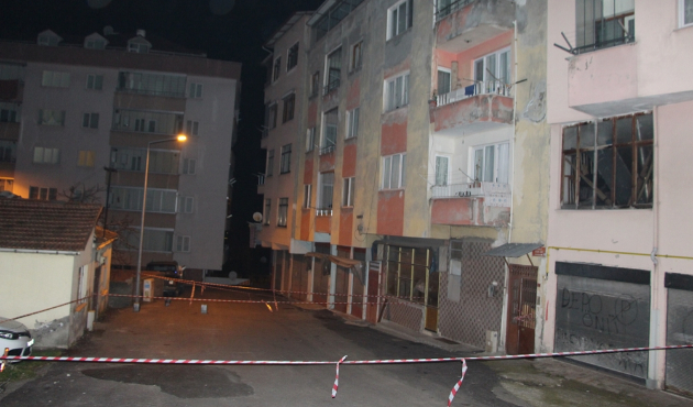 Trabzon'da çatlaklar oluşan bina boşaltıldı...