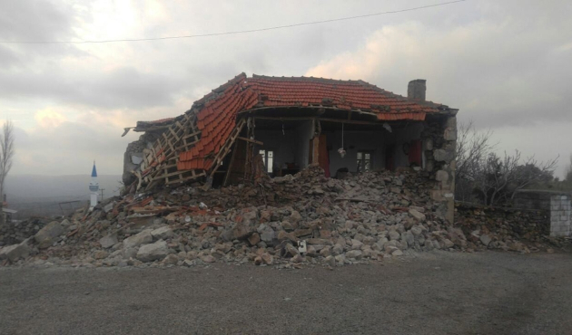 Çanakkale'deki depremde 10 ev yıkıldı...