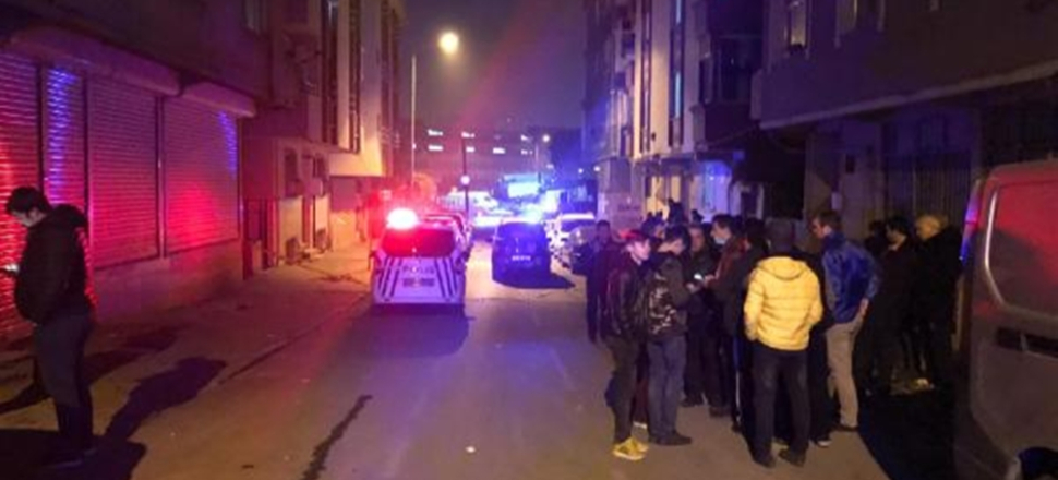 İstanbul'da deprem sonrası çatlaklar oluşan bina boşaltıldı!