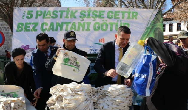 Karabük'te tarih çarşı’da bez çanta dağıtımına büyük ilgi