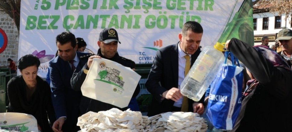 Karabük'te tarih çarşı’da bez çanta dağıtımına büyük ilgi