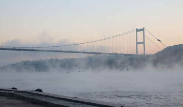 İstanbul Boğazı'nda gemi trafiğine sis engeli...