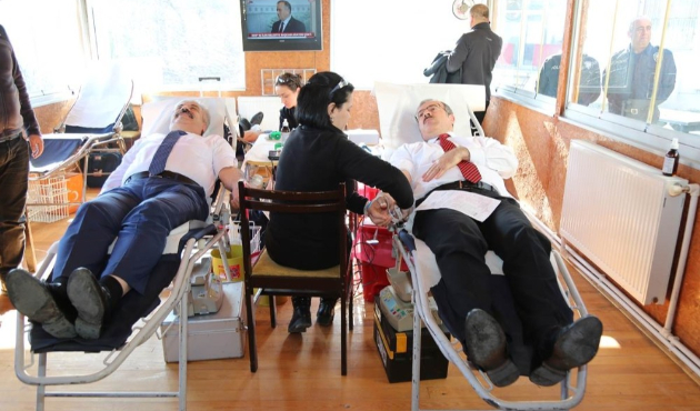 Kütahya'da Vali Ömer Toraman'dan kan bağışı kampanyasına destek