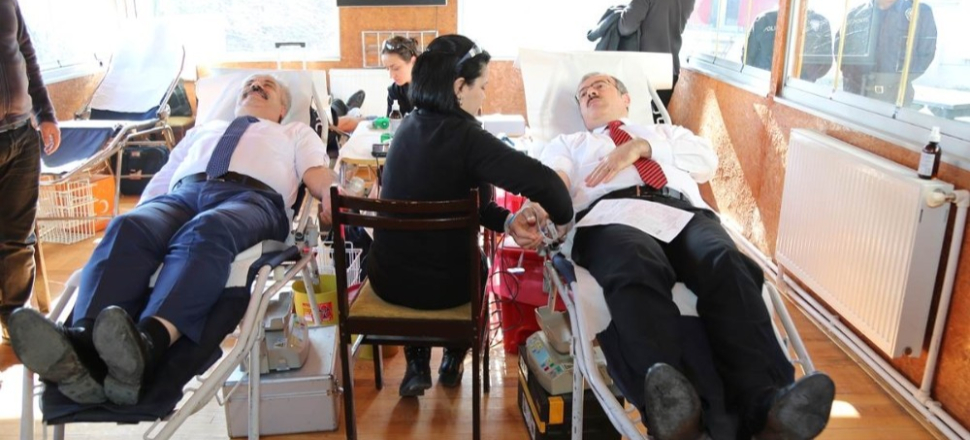 Kütahya'da Vali Ömer Toraman'dan kan bağışı kampanyasına destek