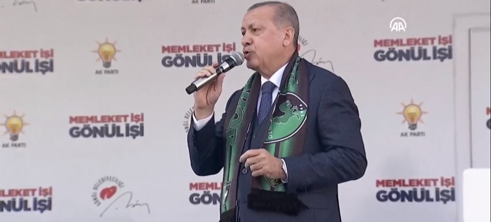 "Resimleri var ama altında CHP logosu yok!"