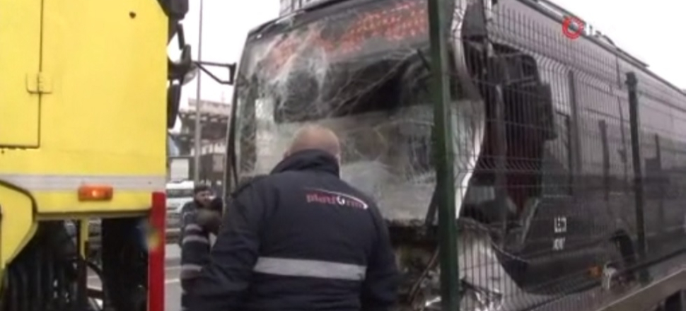 İstanbul'da iki metrobüs çarpıştı! / VİDEO
