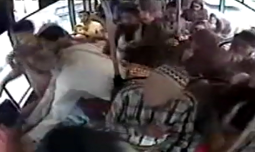 Manisa'da halk otobüsünde bıçaklı kavga (VİDEO)