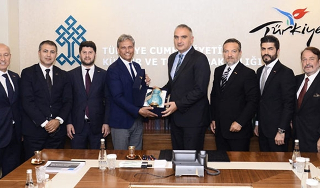 Antalya'da Bakan Mehmet Nuri Ersoy, seyahat acentaları temsilcileriyle buluştu
