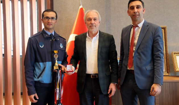 Kütahya'da Başkan Kamil Saraçoğlu, sporcu memuru ödüllendirdi