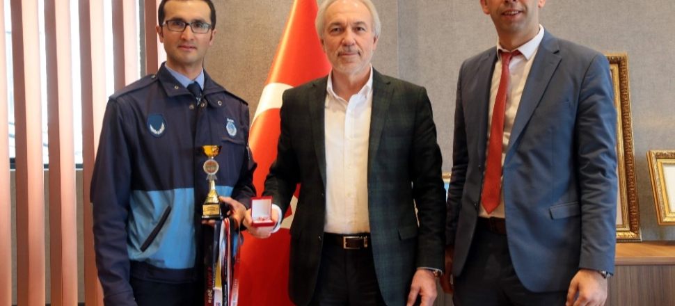 Kütahya'da Başkan Kamil Saraçoğlu, sporcu memuru ödüllendirdi