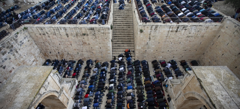 Filistinliler Rahmet Kapısı’nda namaz kıldı...