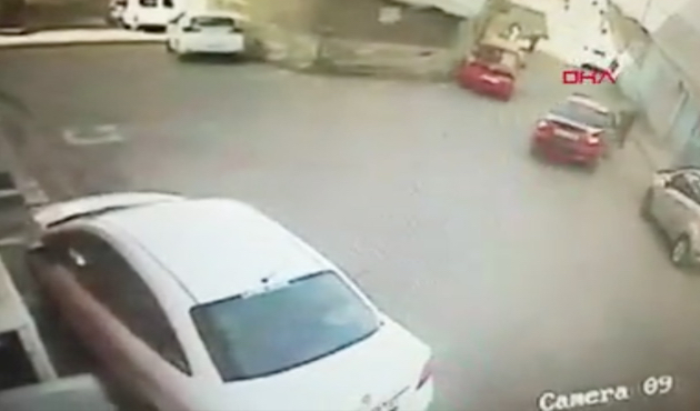 Yaşlı kadın otomobil ile duvar arasına sıkıştı!