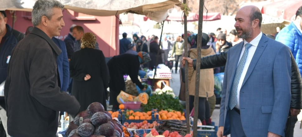 Konya'da Başkan Ahmet Pekyatırmacı bez torba dağıttı