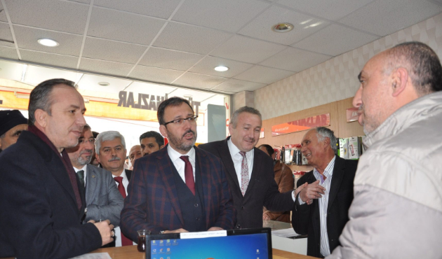 Vatandaşlarla çay içip, sohbet etti! Samimi mesajlar...