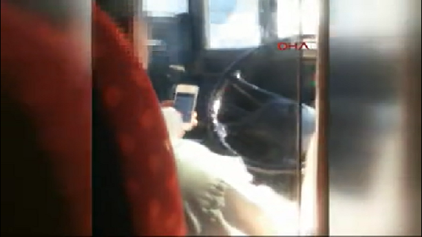 Metrobüste tehlikeli yolculuk... Telefona değil önüne bak! (VİDEO)