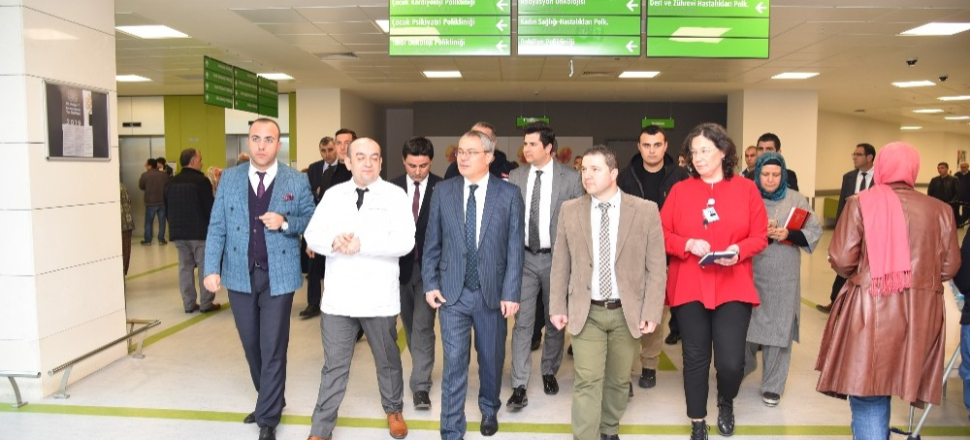 Manisa'da Vali Ahmet Deniz hastaneleri ziyaret etti