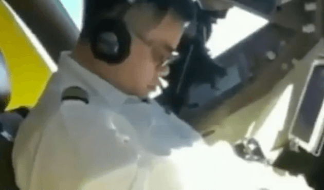 Pilot, uçuş sırasında uyurken görüntülendi!