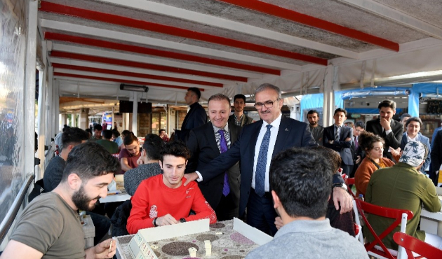 Antalya'da Vali Münir Karaloğlu, üniversite öğrencilerinin çayını içti