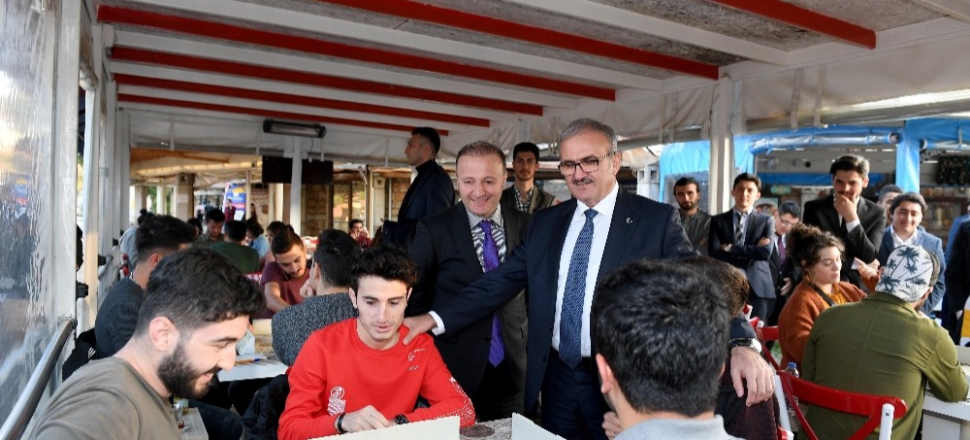 Antalya'da Vali Münir Karaloğlu, üniversite öğrencilerinin çayını içti