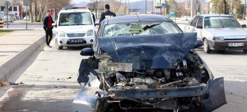 Kayseri'de trafik kazası: 3 yaralı