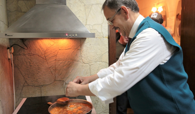 Özhaseki'den esnafa soğanlı menemen...