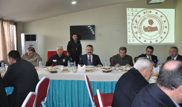 Hakkari'de Kaymakam Ramazan Kendüzler, kanat önderleriyle buluştu