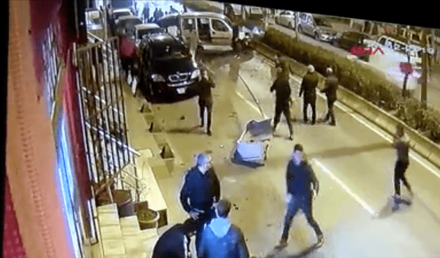 Bayrampaşa'da caddeyi savaş alanına çeviren kaza!