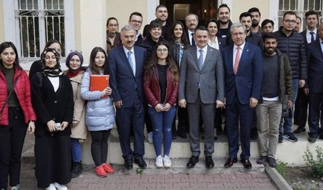 İzmir'de Bakan Bekir Pakdemirli, üniversitede ders vermeye başladı