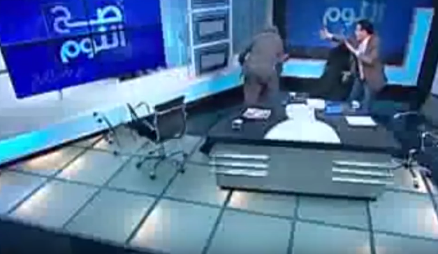 Mısırlı avukat müftüyü canlı yayında ayakkabıyla dövdü (VİDEO)