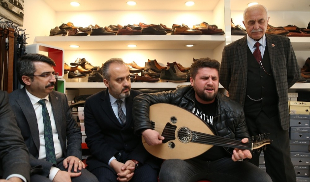 Bursa'da esnaf ziyaretinde Alinur Aktaş’a mini konser