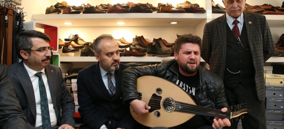 Bursa'da esnaf ziyaretinde Alinur Aktaş’a mini konser