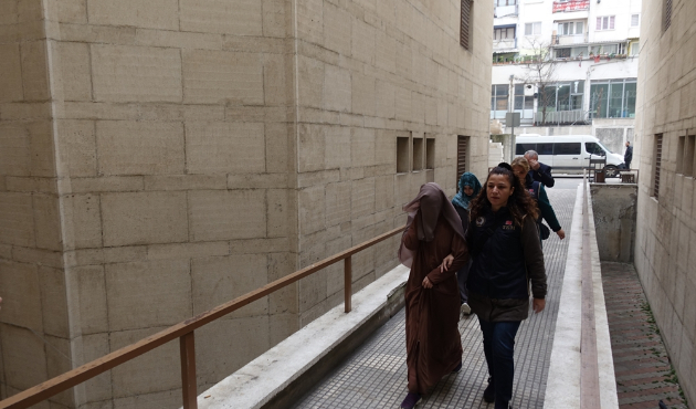 İnterpol'un aradığı DEAŞ'lı iki kadın tutuklandı!