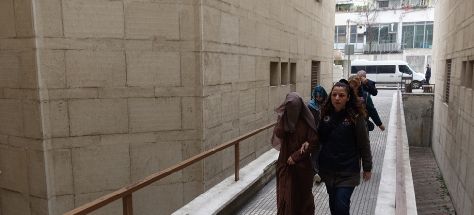 İnterpol'un aradığı DEAŞ'lı iki kadın tutuklandı!