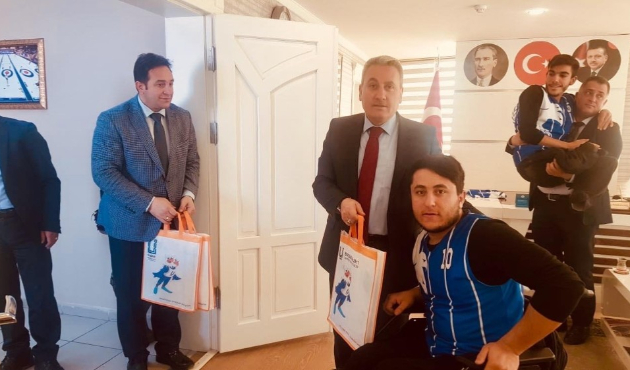 Erzurum'da Vali Okay Memiş ve Fuat Taşkesenligil’e forma
