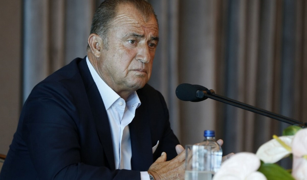 Terim yırtık ayakkabılı çocukları görünce...