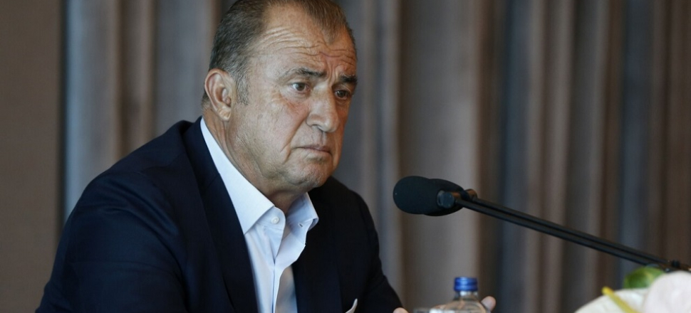 Terim yırtık ayakkabılı çocukları görünce...