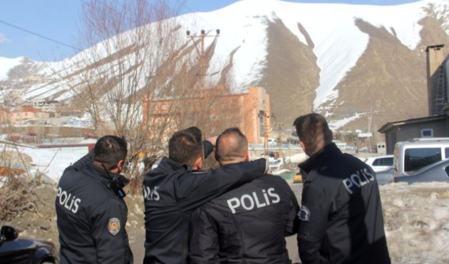 Polis ekipleri o tepeden gözlerini alamadı!