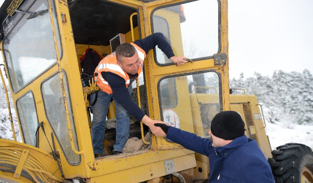 Balıkesir'de Hasan Avcı, kar mücadelesine katıldı