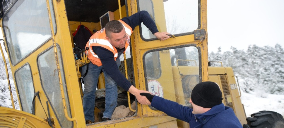 Balıkesir'de Hasan Avcı, kar mücadelesine katıldı