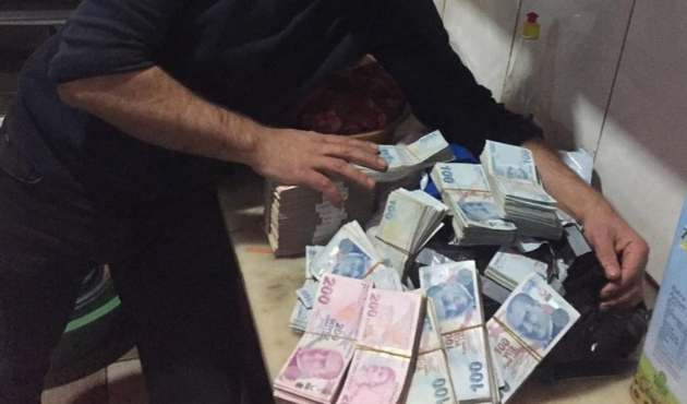Malzeme siparişi verdi, para dolu çanta geldi!