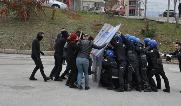Saldıran da, püskürten de polis...