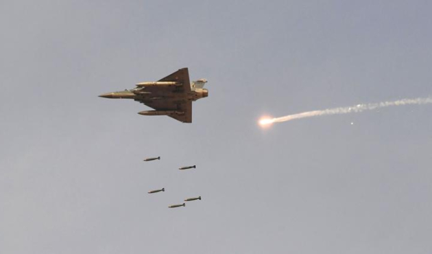 Savaş uçakları bombaları bıraktı!