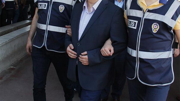 İzmir'de akademisyenlere FETÖ operasyonu!
