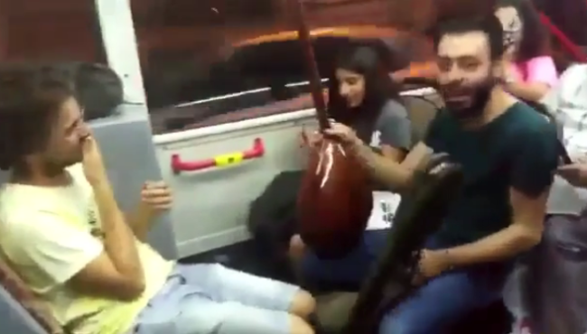 İzmir toplu taşımasında şarkılı türkülü güzel günler devam ediyor...