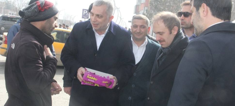 Hakkari'de Ak Parti’li Metin Külünk’ten vatandaşlara çikolata ikramı