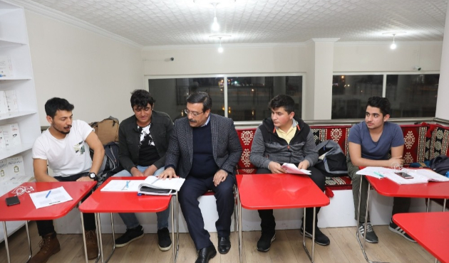 Diyarbakır'da Cumali Atilla’dan Millet Kıraathanesi’ne ziyaret