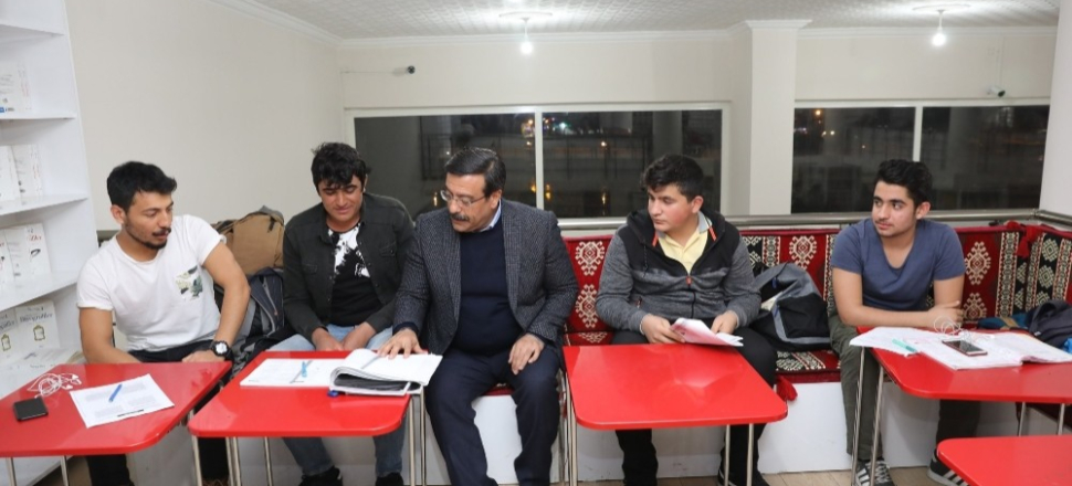 Diyarbakır'da Cumali Atilla’dan Millet Kıraathanesi’ne ziyaret